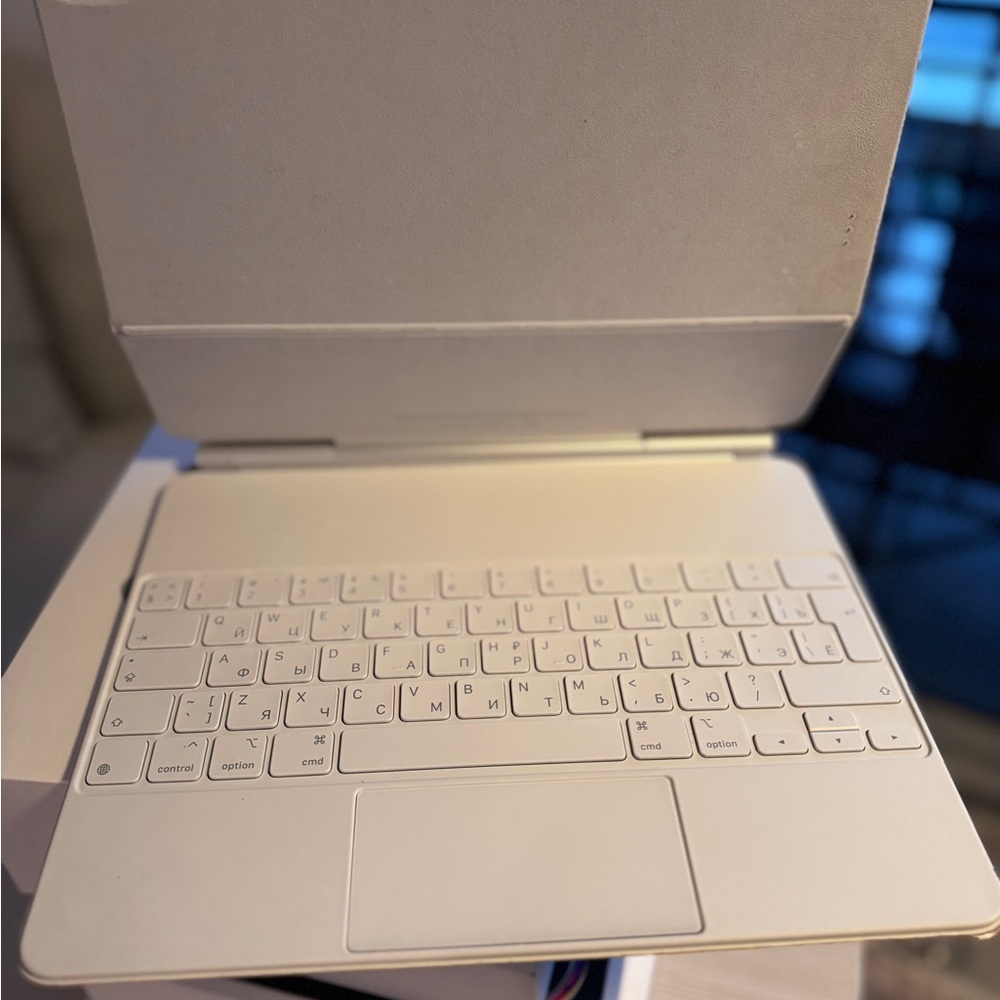 Apple Magic Keyboard for 12.9" iPad Pro 5th Gen., White - Rus Russian